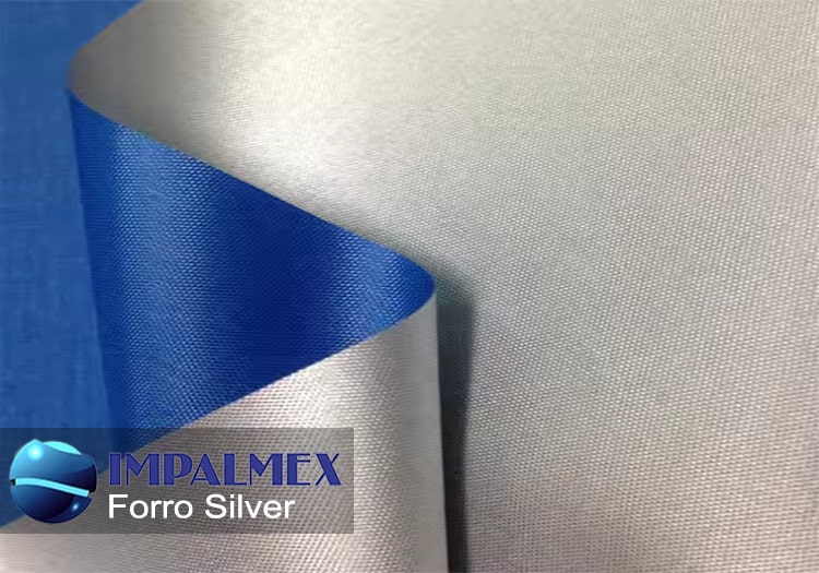 Tela Forro Silver desenrollada, con un brillo sutil que refleja la luz, ideal para usos en chamarras, rompevientos y fundas impermeables