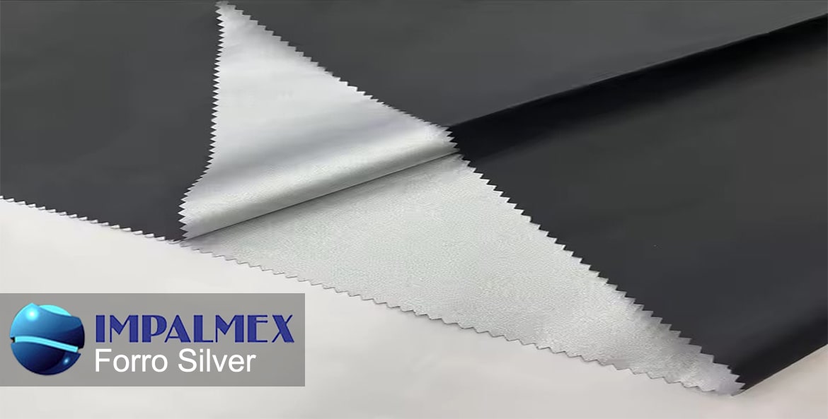 Forro Silver extendido, destacando su superficie impermeable y sus propiedades reflectantes, perfectas para condiciones climáticas adversas