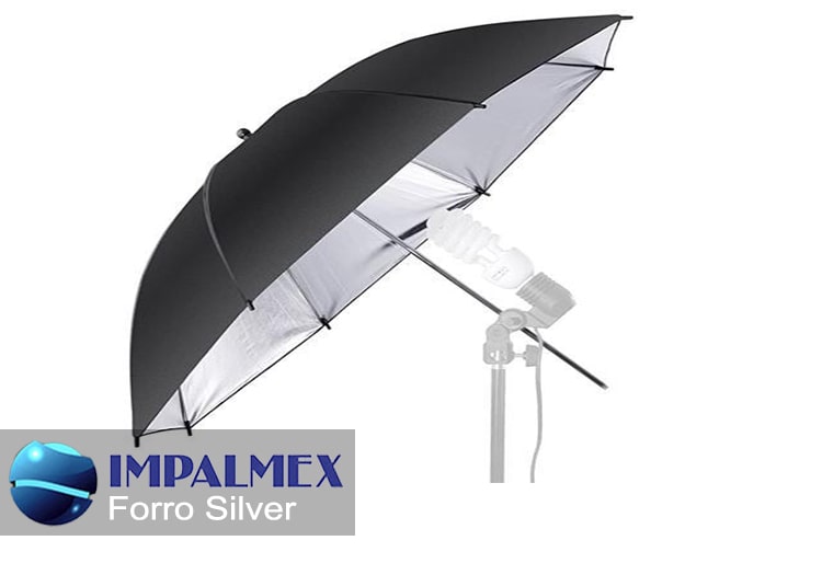 Vista detallada del Forro Silver, una tela ligera y de color plateado, diseñada con poliéster y recubrimiento PU, perfecta para protección contra el agua