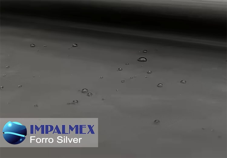 Un rollo de Forro Silver colocado sobre una superficie plana, con una sección extendida que muestra su acabado repelente al agua y su ancho uniforme