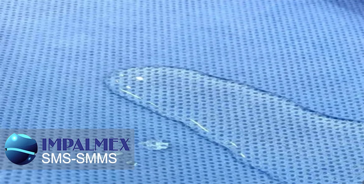 "Somos fabricantes de tela SMS y SMMS, material no tejido ideal para aplicaciones médicas e industriales. Ligero, resistente y disponible en colores azules, con protección contra líquidos y partículas. Personalización a medida."