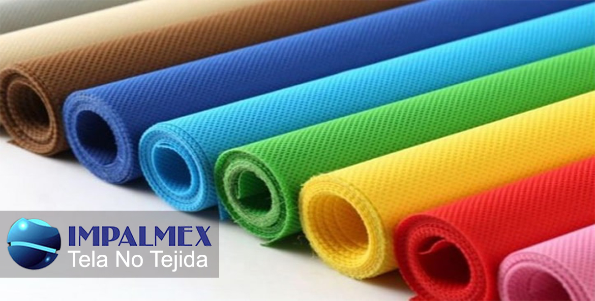 La tela no tejida son materiales innovadores fabricados sin el uso de hilos entrelazados, utilizando técnicas como el hilado, el prensado o el tratamiento térmico. Estas telas son versátiles, ligeras, duraderas y resistentes, ideales para una variedad de aplicaciones, incluyendo productos médicos, empaques, moda y artículos ecológicos. Hechas de fibras sintéticas como el polipropileno, las telas no tejidas ofrecen soluciones sostenibles gracias a su capacidad de ser recicladas. Su uso crece en sectores como la fabricación de forros de carteras, prendas de vestir y productos desechables, ofreciendo tanto calidad como respeto por el medio ambiente