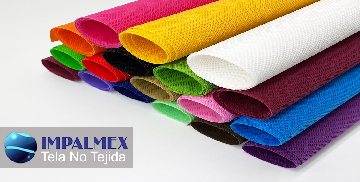 Las telas no tejidas son materiales textiles creados sin la necesidad de entrelazar hilos, utilizando procesos como el hilado, prensado o tratamiento térmico. Estas telas son conocidas por ser ligeras, duraderas y altamente resistentes, lo que las hace ideales para una amplia gama de aplicaciones, como en productos médicos, moda, empaques y soluciones ecológicas. Hechas principalmente de polipropileno, las telas no tejidas son reciclables y contribuyen a la sostenibilidad. Usadas en la fabricación de forros de carteras, ropa y productos desechables, ofrecen una opción práctica y ecológica para diversas industrias