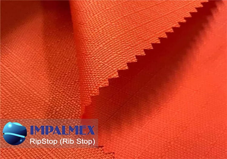Tela de poliéster tipo Ripstop cuadriculada, plastificada con PVC, impermeable y resistente al desgarro; ideal para estuches, petacas y mochilas técnicas.