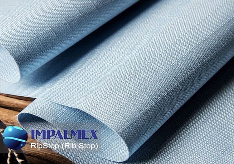 Tela Ribstop plastificada de poliéster, con soporte de PVC y estructura antidesgarro; recomendada para mochilas y artículos de alto uso.