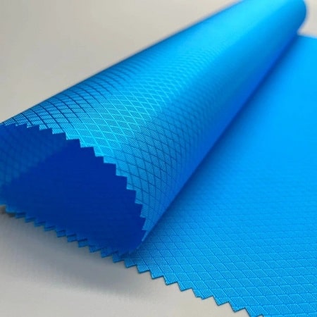 Tela Poliéster Nikla o Nicra Diamante plastificada con recubrimiento PVC, tipo Oxford, Cordura y Jacquard, impermeable y resistente, ideal para mochilas, bolsas, portafolios y artículos promocionales.