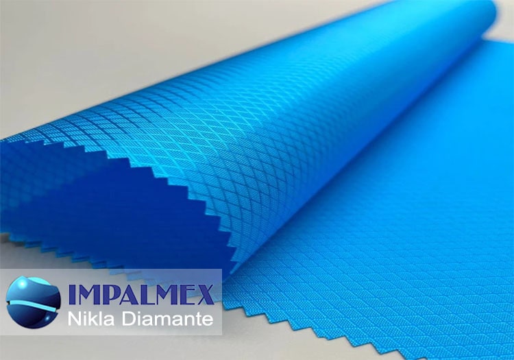 Poliéster Nikla Diamante (Nicra): Con recubrimiento PVC y acabado diamantado, ¡tu opción perfecta para materiales duraderos y con estilo! Tela polyester Nikla Diamante (Nicra) con recubrimiento PVC, mezcla Oxford, Jacquard y Cordura, textura diamantada brillante, impermeable y durable, usada en brazales, morrales y detalles deportivos.