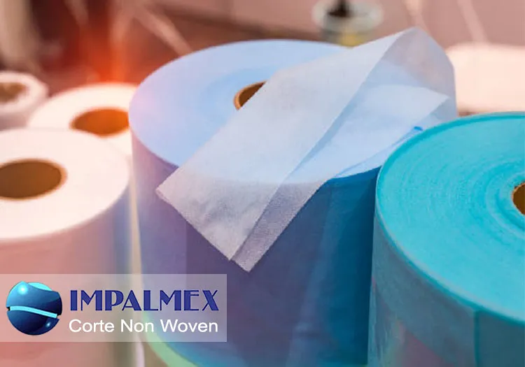 Servicio de maquila de corte para materiales técnicos Non Woven como SMS, SMMS y telas médicas en Impalmex. Precisión absoluta en rebobinado de insumos para el sector salud.