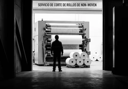 Servicio de corte profesional en rollos de telas no tejidas non woven de polipropileno spunbond, SMS, SMMS, tela ecologica, pellon y telas medicas con corte a medida Impalmex