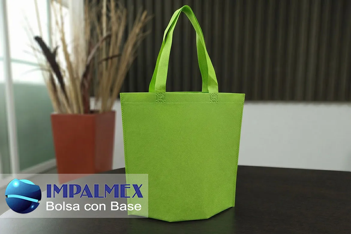 Bolsa ecologica roja de pellon con base desplegable mostrando su gran capacidad volumetrica para productos pesados