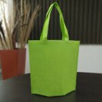 Fotografia de una bolsa ecologica impresa publicitaria abierta mostrando su base desplegable fabricada en pellon