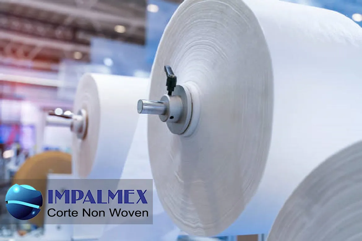 Servicio de corte en sábanas y hojas de precisión en Impalmex: Procesamiento de Spunlace (poliéster y viscosa), materiales multicapa, y fibras de celulosa para aplicaciones industriales.