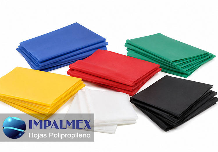 Sábanas y campos quirúrgicos desechables fabricados en tela no tejida antifluidos, apilados en hojas de polipropileno.